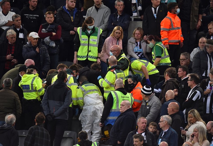 El Newcastle - Tottenham interrumpido por un problema de salud en la grada