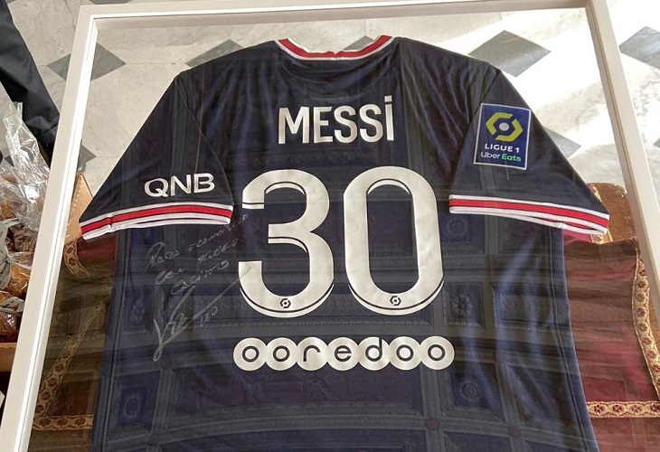 El primer ministro francés regala al papa la camiseta de Messi del PSG