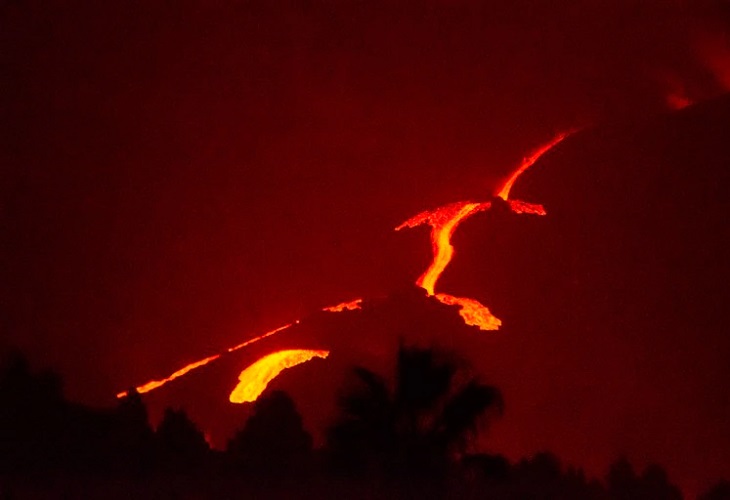 El volcán de La Palma provoca una gran nube de cenizas y numerosos temblores