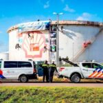Greenpeace bloquea el acceso a la refinería de Shell en Róterdam