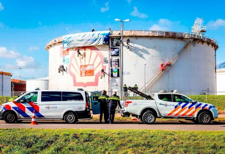 Greenpeace bloquea el acceso a la refinería de Shell en Róterdam