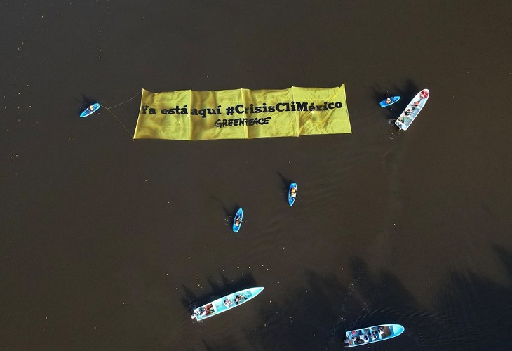 Greenpeace pide con protesta anfibia medidas ante cambio climático en México