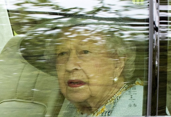 Isabel II, de 95 años, usa un bastón por primera vez en un acto público