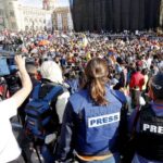 Los periodistas y medios colombianos fueron blanco de numerosas agresiones y amenazas durante las protestas sociales contra el Gobierno que tuvieron lugar entre abril y junio de este año, según un informe de la Sociedad Interamericana de Prensa (SIP) que será divulgado en su 77 Asamblea General. "La Fundación para la Libertad de Prensa (FLIP) registró más de 300 agresiones contra la prensa durante el estallido social. A veces los reporteros se vieron en medio del fuego cruzado entre los manifestantes y los agentes de la fuerza pública. Sin embargo, la mayoría de las agresiones provino del lado estatal", señala el informe sobre Colombia. La reunión de la SIP analiza el estado de la prensa en el continente en esta Asamblea que se celebra de manera virtual desde hoy y hasta el próximo viernes y los informes por país deben ser aprobados por la Comisión de Libertad de Prensa. Según el informe, la FLIP documentó además 181 incidentes contra la prensa, entre ellos "agresión física, hostigamiento, detención ilegal, obstrucción al trabajo periodístico y amenazas". "También registró 79 actos de daños a la infraestructura de medios, medios de transporte, amenazas a periodistas, hostigamientos, estigmatización, agresiones en redes sociales y obstrucción al trabajo periodístico", agrega el documento. Diversos organismos internacionales han denunciado la violencia en las protestas y actos vandálicos que tuvieron lugar a mediados de año en el país y una misión internacional de SOS Colombia aseguró este mes en su informe final que la Policía dio a las manifestaciones el mismo tratamiento que usa para combatir a grupos armados. Organizaciones sociales también documentaron 4.687 casos de violencia policial, 84 personas muertas, de las cuales 28 son atribuibles a la fuerza pública, y 90 víctimas de lesiones oculares. En las primeras semanas de protestas el director de la FLIP, Jonathan Bock, aseguró a Efe que durante las manifestaciones hubo patrones que evidencian que "no solamente se trata del uso excesivo de la fuerza por parte de la Policía contra periodistas, sino que también hay una animadversión e intención de no dar las garantías necesarias para que la prensa pueda hacer el cubrimiento". ASESINATO, AMENAZAS Y AGRESIONES En su informe sobre Colombia la SIP recoge también entre los hechos más preocupantes de este año el asesinato el 19 de septiembre del periodista Marcos Efraín Montalvo, tiroteado en Tuluá, en el departamento del Valle del Cauca (suroeste), y señala que, según las autoridades, su asesinato puede estar relacionado directamente con su profesión. "El periodista venía haciendo denuncias sobre hechos de corrupción. La Fiscalía General priorizó su caso y los entes regionales ofrecieron recompensas por pistas sobre los criminales", agrega el informe sobre el caso de Montalvo. La SIP también recopila en su informe el atentado en Medellín contra el periodista Pincen Mora, de la radio Extrema Noticias y las amenazas de muerte contra Rafael Gómez, Édgar Astudillo, Organis Cuadrado y Rafael Moreno, del departamento de Córdoba. Igualmente denuncia las intimidaciones contra Andrés Benavides, director de la emisora comunitaria Paraíso Stereo, de Puerres (Nariño), y las siete acciones de tutela de sacerdotes del departamento del Meta contra Juan Pablo Barrientos para tratar de "censurar su libro 'Este es el cordero de Dios'", sobre pederastia en la Iglesia católica.
