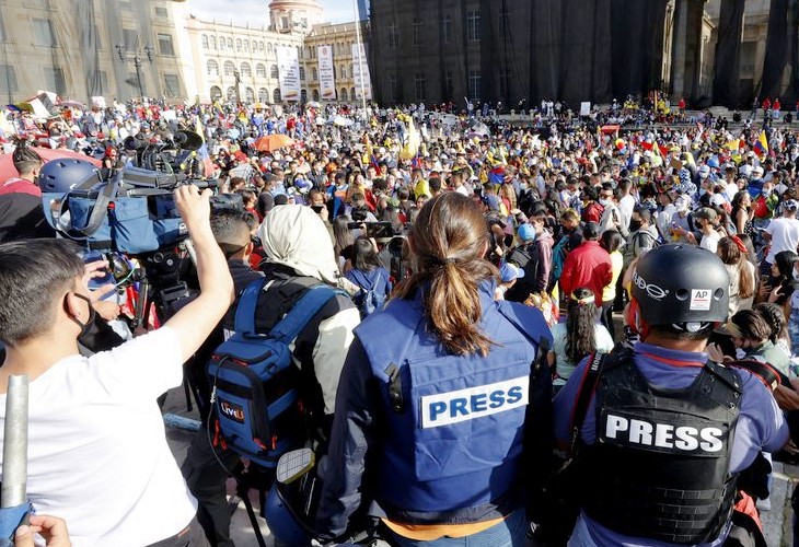 Los periodistas y medios colombianos fueron blanco de numerosas agresiones y amenazas durante las protestas sociales contra el Gobierno que tuvieron lugar entre abril y junio de este año, según un informe de la Sociedad Interamericana de Prensa (SIP) que será divulgado en su 77 Asamblea General. "La Fundación para la Libertad de Prensa (FLIP) registró más de 300 agresiones contra la prensa durante el estallido social. A veces los reporteros se vieron en medio del fuego cruzado entre los manifestantes y los agentes de la fuerza pública. Sin embargo, la mayoría de las agresiones provino del lado estatal", señala el informe sobre Colombia. La reunión de la SIP analiza el estado de la prensa en el continente en esta Asamblea que se celebra de manera virtual desde hoy y hasta el próximo viernes y los informes por país deben ser aprobados por la Comisión de Libertad de Prensa. Según el informe, la FLIP documentó además 181 incidentes contra la prensa, entre ellos "agresión física, hostigamiento, detención ilegal, obstrucción al trabajo periodístico y amenazas". "También registró 79 actos de daños a la infraestructura de medios, medios de transporte, amenazas a periodistas, hostigamientos, estigmatización, agresiones en redes sociales y obstrucción al trabajo periodístico", agrega el documento. Diversos organismos internacionales han denunciado la violencia en las protestas y actos vandálicos que tuvieron lugar a mediados de año en el país y una misión internacional de SOS Colombia aseguró este mes en su informe final que la Policía dio a las manifestaciones el mismo tratamiento que usa para combatir a grupos armados. Organizaciones sociales también documentaron 4.687 casos de violencia policial, 84 personas muertas, de las cuales 28 son atribuibles a la fuerza pública, y 90 víctimas de lesiones oculares. En las primeras semanas de protestas el director de la FLIP, Jonathan Bock, aseguró a Efe que durante las manifestaciones hubo patrones que evidencian que "no solamente se trata del uso excesivo de la fuerza por parte de la Policía contra periodistas, sino que también hay una animadversión e intención de no dar las garantías necesarias para que la prensa pueda hacer el cubrimiento". ASESINATO, AMENAZAS Y AGRESIONES En su informe sobre Colombia la SIP recoge también entre los hechos más preocupantes de este año el asesinato el 19 de septiembre del periodista Marcos Efraín Montalvo, tiroteado en Tuluá, en el departamento del Valle del Cauca (suroeste), y señala que, según las autoridades, su asesinato puede estar relacionado directamente con su profesión. "El periodista venía haciendo denuncias sobre hechos de corrupción. La Fiscalía General priorizó su caso y los entes regionales ofrecieron recompensas por pistas sobre los criminales", agrega el informe sobre el caso de Montalvo. La SIP también recopila en su informe el atentado en Medellín contra el periodista Pincen Mora, de la radio Extrema Noticias y las amenazas de muerte contra Rafael Gómez, Édgar Astudillo, Organis Cuadrado y Rafael Moreno, del departamento de Córdoba. Igualmente denuncia las intimidaciones contra Andrés Benavides, director de la emisora comunitaria Paraíso Stereo, de Puerres (Nariño), y las siete acciones de tutela de sacerdotes del departamento del Meta contra Juan Pablo Barrientos para tratar de "censurar su libro 'Este es el cordero de Dios'", sobre pederastia en la Iglesia católica.