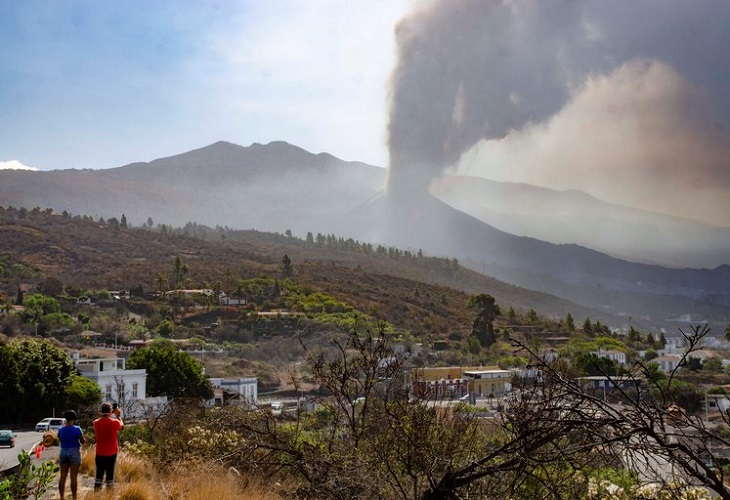 La nueva colada de lava provoca una gran destrucción en la isla de La Palma