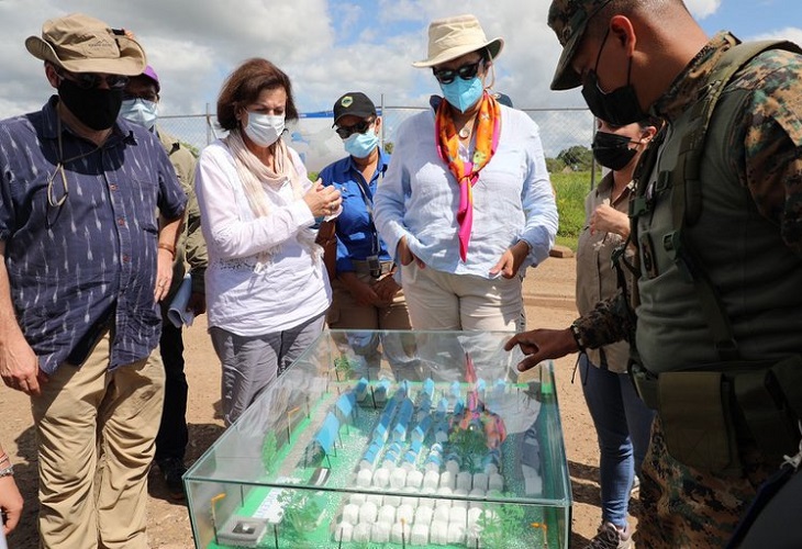 La subsecretaria de EE.UU. visita frontera de Panamá en plena ola migratoria