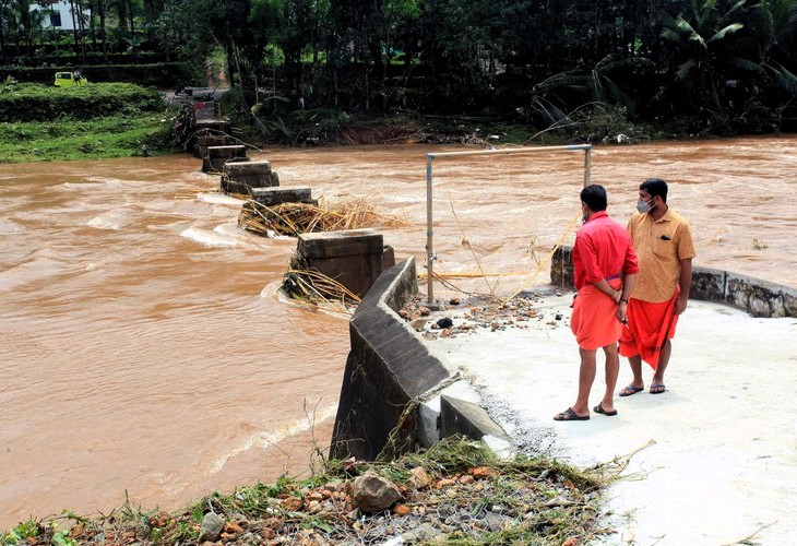 Las intensas lluvias dejan más de 130 muertos en la India y Nepal