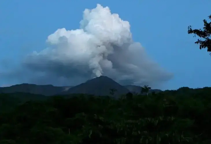 Leve caída de ceniza volcánica ECUADOR
