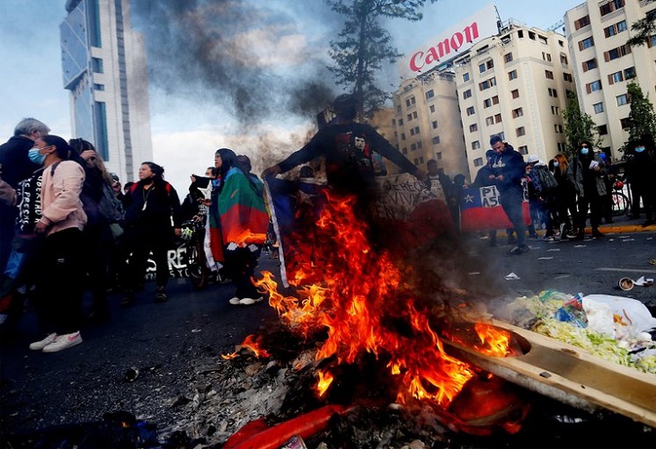 Manifestantes en Santiago piden la renuncia de Piñera por los papeles de Pandora