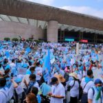 Miles de personas tiñen de azul la Ciudad de México en contra del aborto