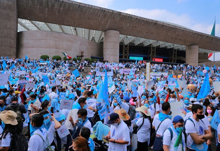 Miles de personas tiñen de azul la Ciudad de México en contra del aborto