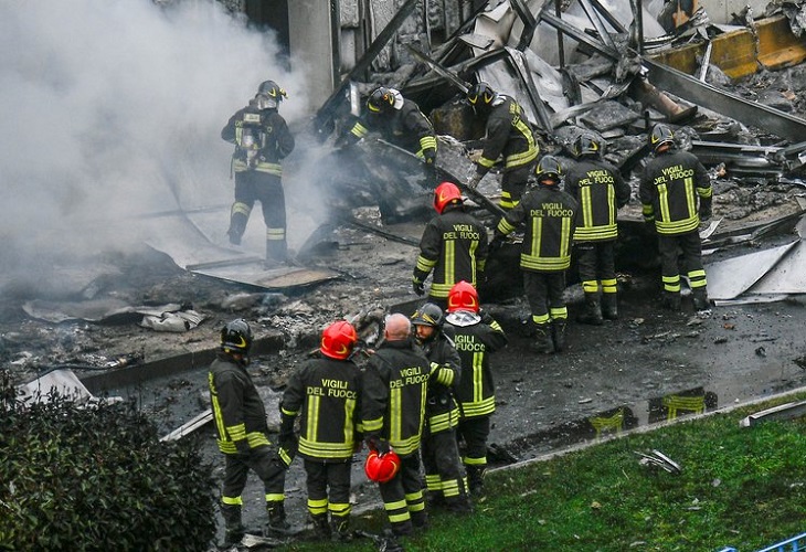 Mueren 6 personas al estrellarse un avión contra un edificio en las afueras de Milán