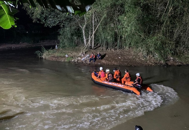 Mueren once estudiantes en Indonesia al caer a un río