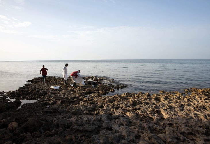Muertas 15 personas al naufragar un bote precario frente a la costa libia