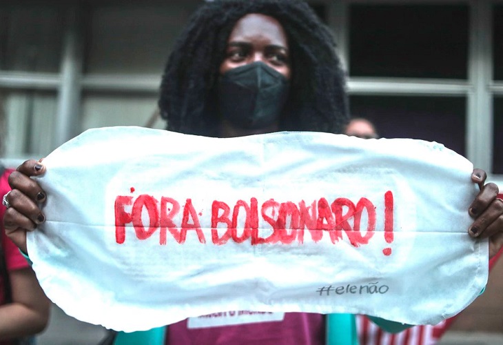 Mujeres protestan contra el veto de Bolsonaro a distribución gratis de tampones