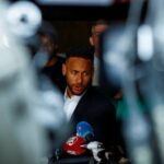 Neymar defiende su vida privada y dice que sabe cuidarse