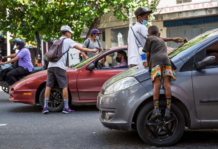 Niños venezolanos, obligados a trabajar en las calles para sobrevivir