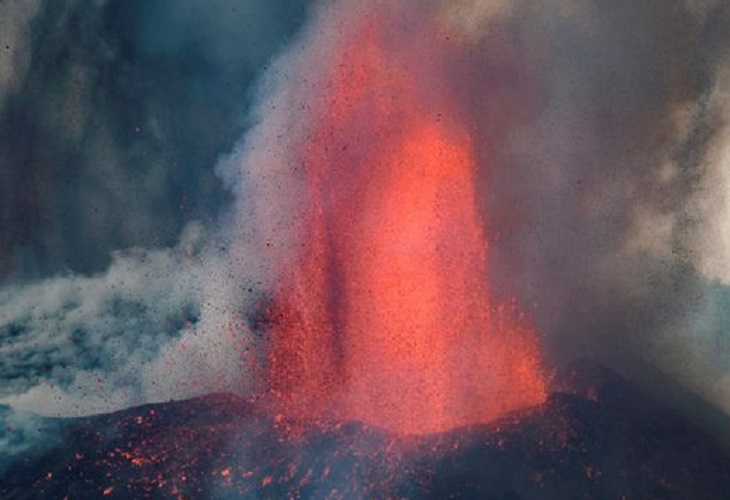 Nuevos frentes de lava prueban el vigor del volcán cinco semanas después
