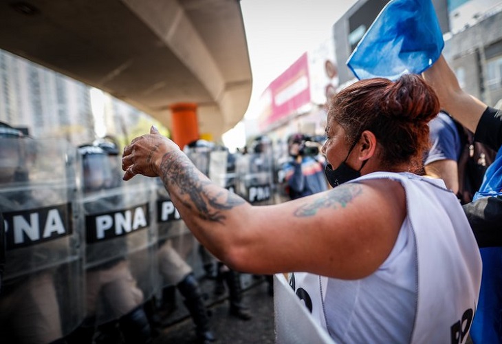 Protestas claman mayor ayuda social en Argentina a un mes de las legislativas