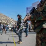 Un centenar de yihadistas del EI se entregan a los talibanes en Afganistán