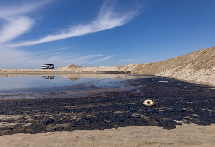 Un gran vertido de crudo golpea las playas del sur de California
