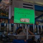 Un hombre trabaja en una carnicería el 10 de marzo de 2021, en Caracas (Venezuela). EFE