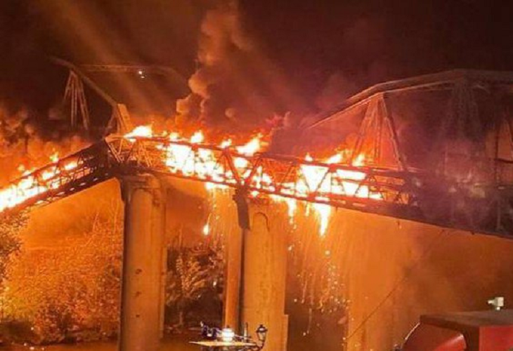 Un incendio destroza el Puente de Hierro