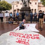 Una veintena de dominicanos protestan para pedir retirada de estatua de Colón