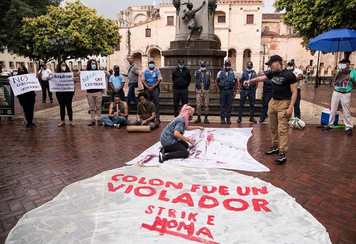 Una veintena de dominicanos protestan para pedir retirada de estatua de Colón