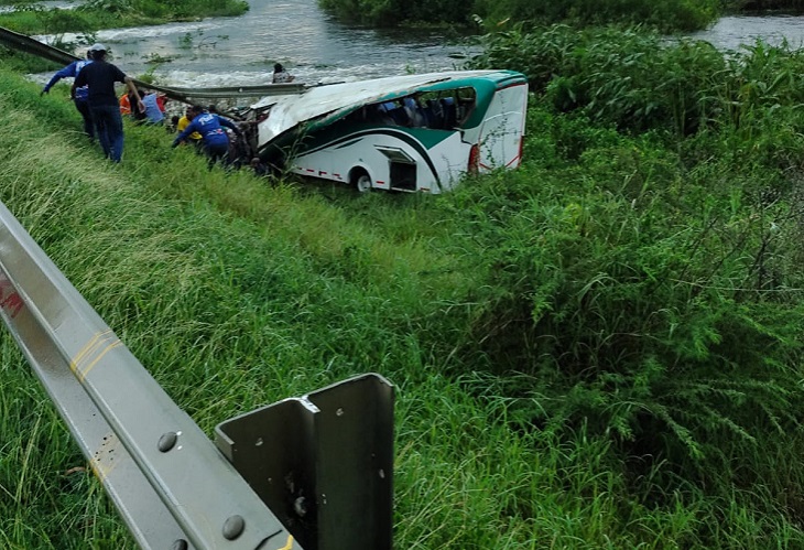 2 muertos en accidente de bus y tractomula en corregimiento Gambote