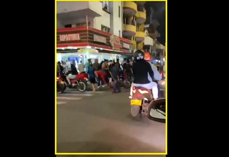 Dos carros terminaron adentro de Don Buñuelo, en Itagüí