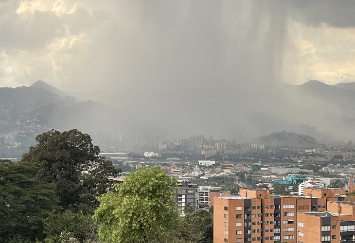 Aguacero y granizo bañaron a Medellín la tarde de este viernes