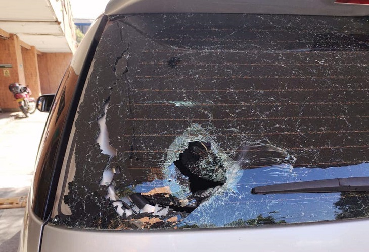 Andrea Juliana Méndez, atacan a piedra auto de la directora de tránsito de Bucaramanga