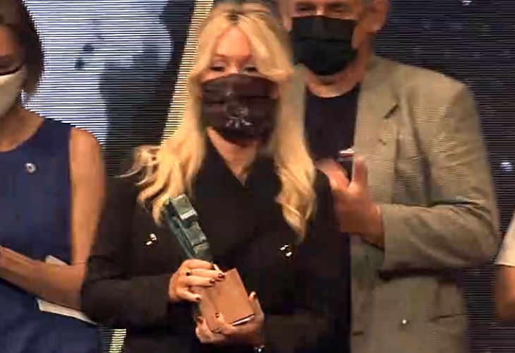 Beatriz Zimmerman, la mamá de Anna y Olivia, reaparece en entrega de premios