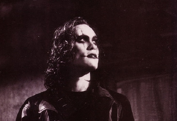 Brandon Lee murió como Halyna Hutchins, en set de grabación