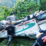 Mueren 5 personas tras robar un bus escalera por un abismo, en Chaparral