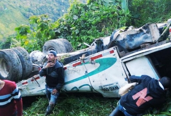 Mueren 5 personas tras robar un bus escalera por un abismo, en Chaparral