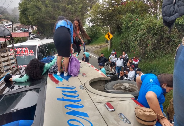 Bus de Flota Occidental se volcó en la vía a Santa Barbara, Antioquia