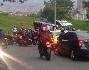Bus de servicio público terminó volcado en Robledo, La Campiña