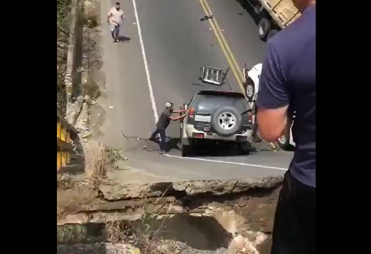 Puente colapsó en la vía E482, en la provincia de Manabí