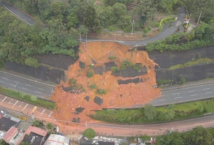 Derrumbe de tierra en El Vivero, en la vía Copacabana