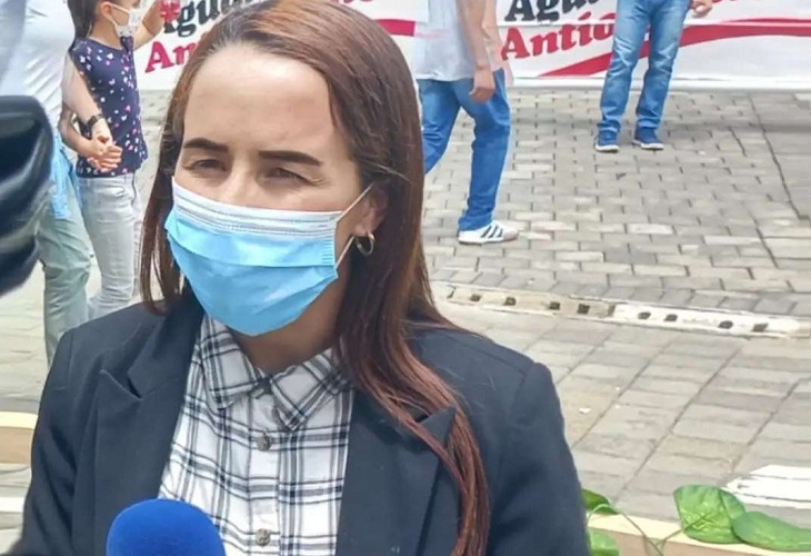La periodista Érika Zapata se quiebra: "Me da duro tantas críticas por mi voz"