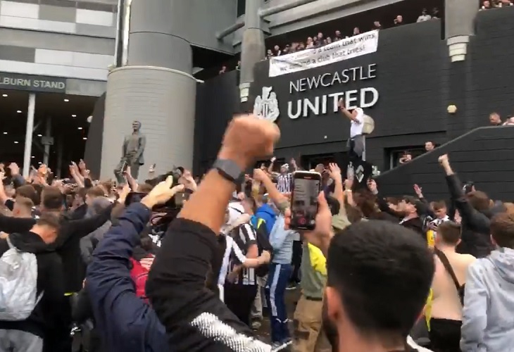 Hinchas del Newcastle celebran eufóricos que una firma saudí compre el equipo