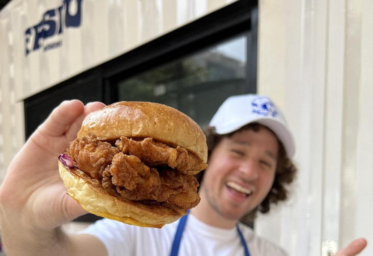 ‘Fasfú burgers’: Luisito Comunica lanza cadena de hamburguesas