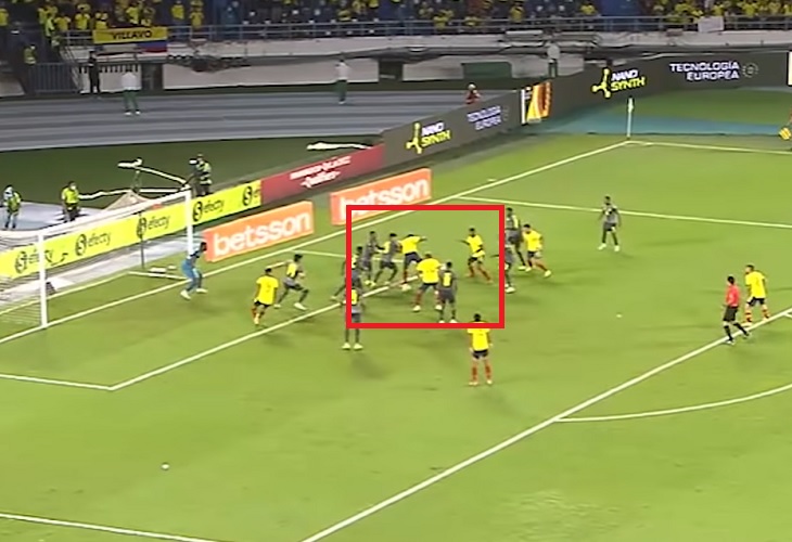 Así fue la revisión del VAR en el gol de Yerri Mina que le anularon a Colombia
