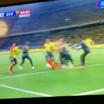 El gol de Yerri Mina que cantaron 50 millones de colombianos, pero que anuló el VAR