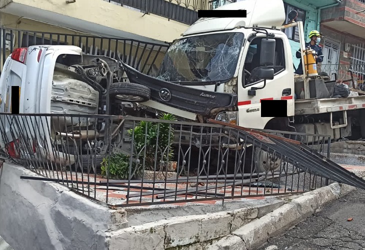 Vehículo grúa ocasiona accidente en Manrique Las Granjas
