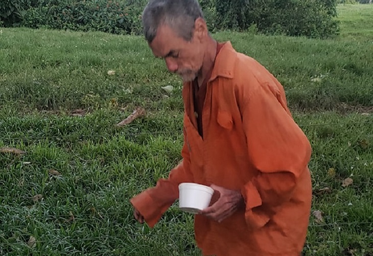 Adulto mayor lleva horas desorientado en la Troncal de Occidente, por Guarumo-