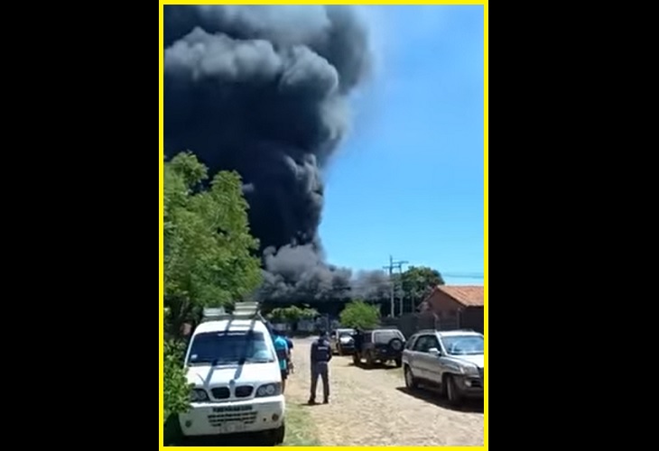 Voraz incendio consume parte de la fábrica de isopor Termopac, en Villa Elisa